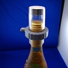 bouchon antivol RF en place sur bouteille